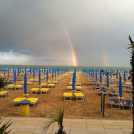 Piccolo Moderno Appartamento Sulla Spiaggia In Centro 리도 디 예솔로 외부 사진