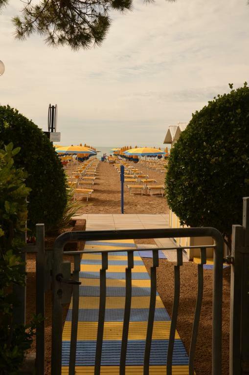 Piccolo Moderno Appartamento Sulla Spiaggia In Centro 리도 디 예솔로 외부 사진