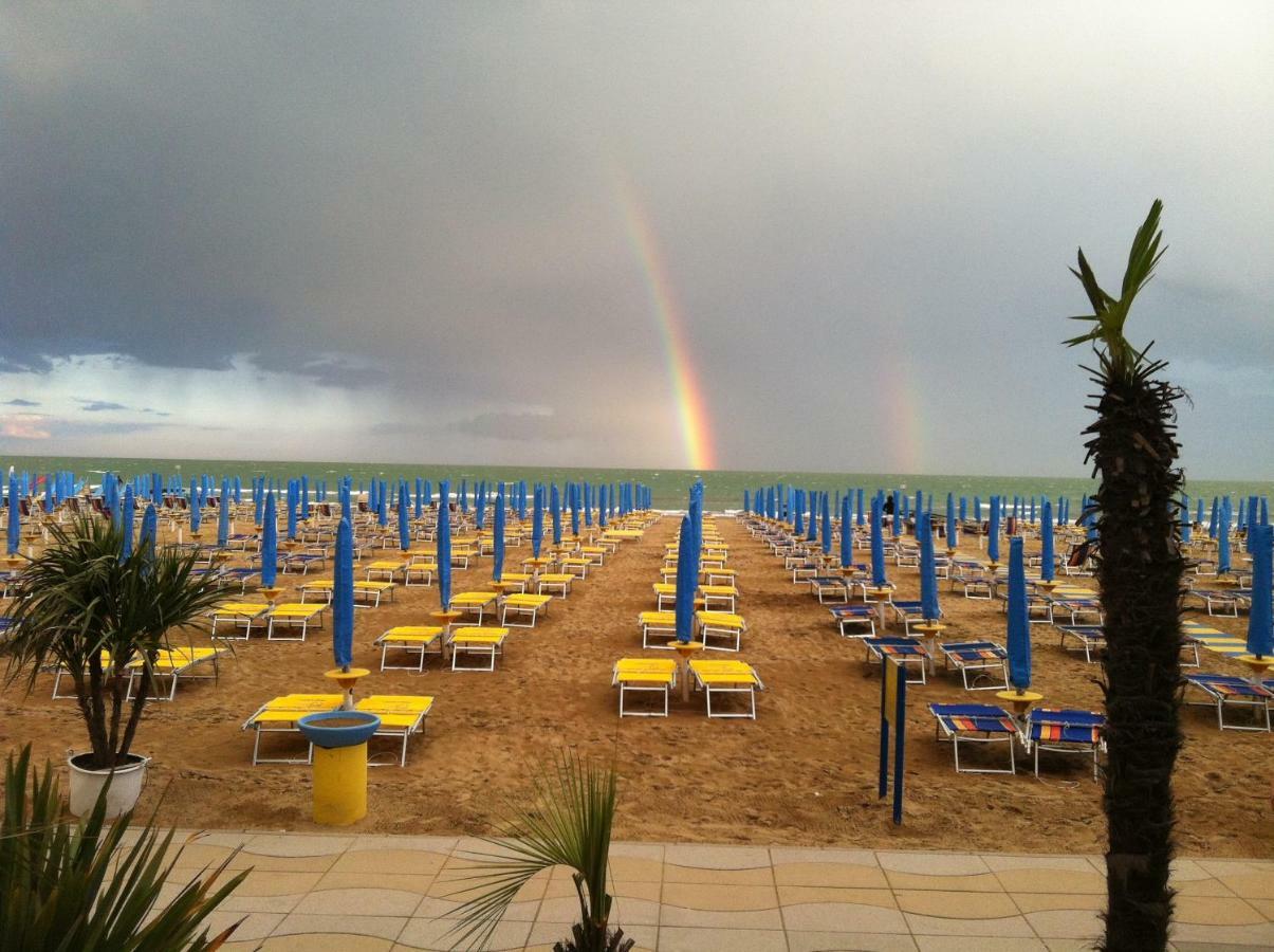 Piccolo Moderno Appartamento Sulla Spiaggia In Centro 리도 디 예솔로 외부 사진