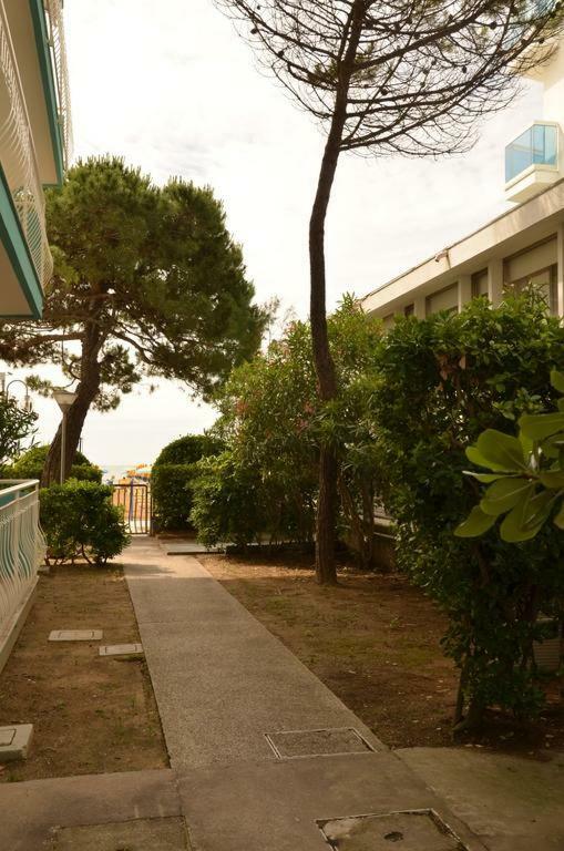 Piccolo Moderno Appartamento Sulla Spiaggia In Centro 리도 디 예솔로 외부 사진