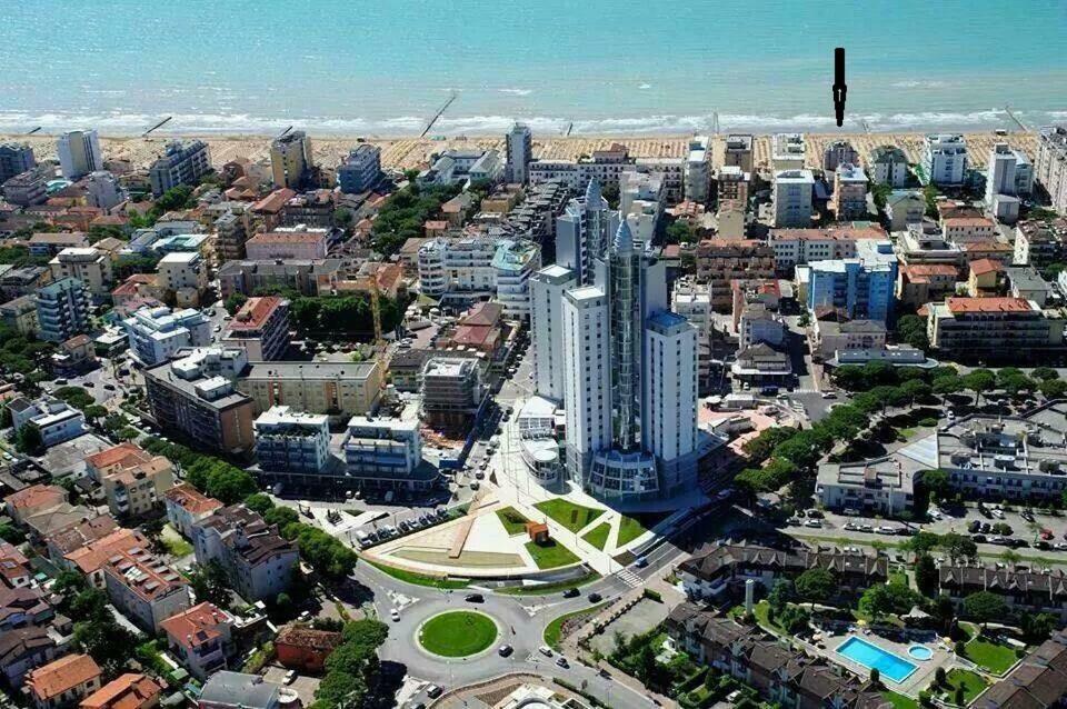 Piccolo Moderno Appartamento Sulla Spiaggia In Centro 리도 디 예솔로 외부 사진