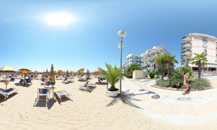 Piccolo Moderno Appartamento Sulla Spiaggia In Centro 리도 디 예솔로 외부 사진